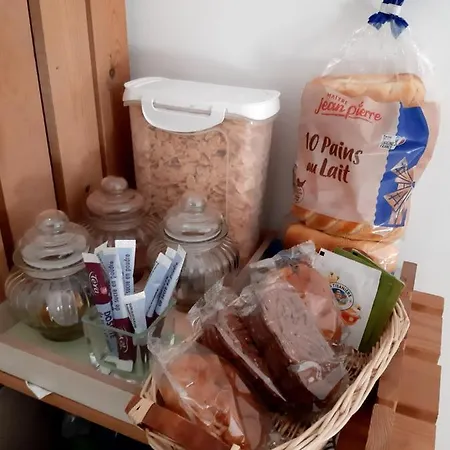Comme Chez Vous Bed & Breakfast 3*